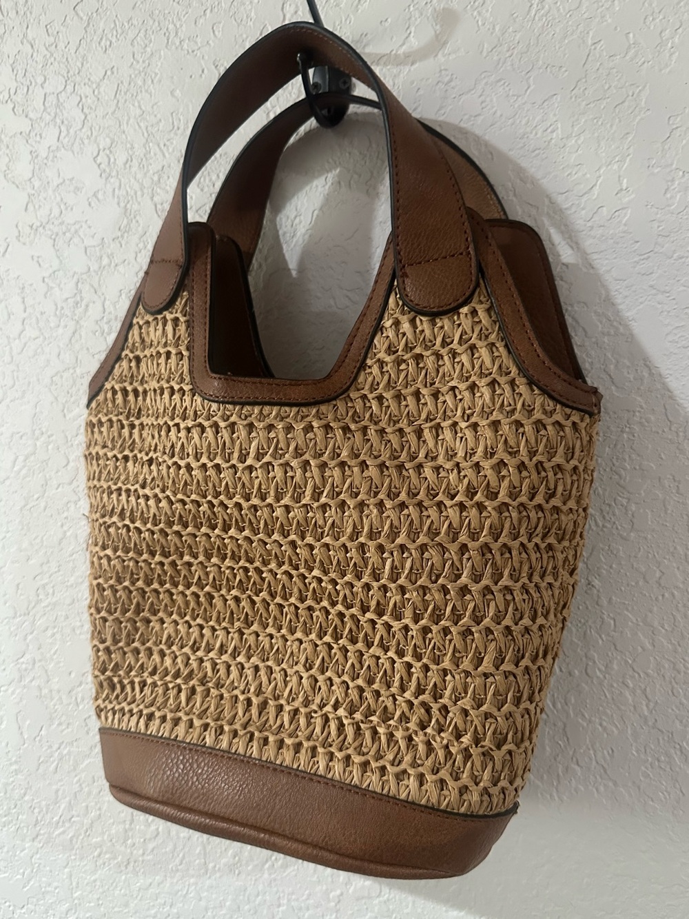 Tommy Bahama Tan and Brown Straw Bucket bag purse - Picture 2 of 9